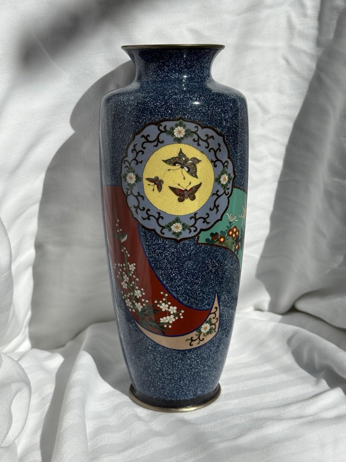 Cloisonné Vaso giapponese in smalto cloisonne con fondo blu macchiato Farfalle Motivi floreali in vendita
