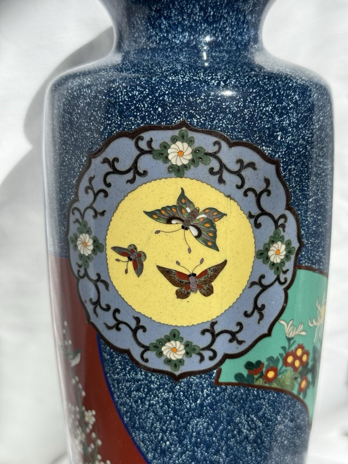 Vaso giapponese in smalto cloisonne con fondo blu macchiato Farfalle Motivi floreali In condizioni buone in vendita a Long Island City, NY