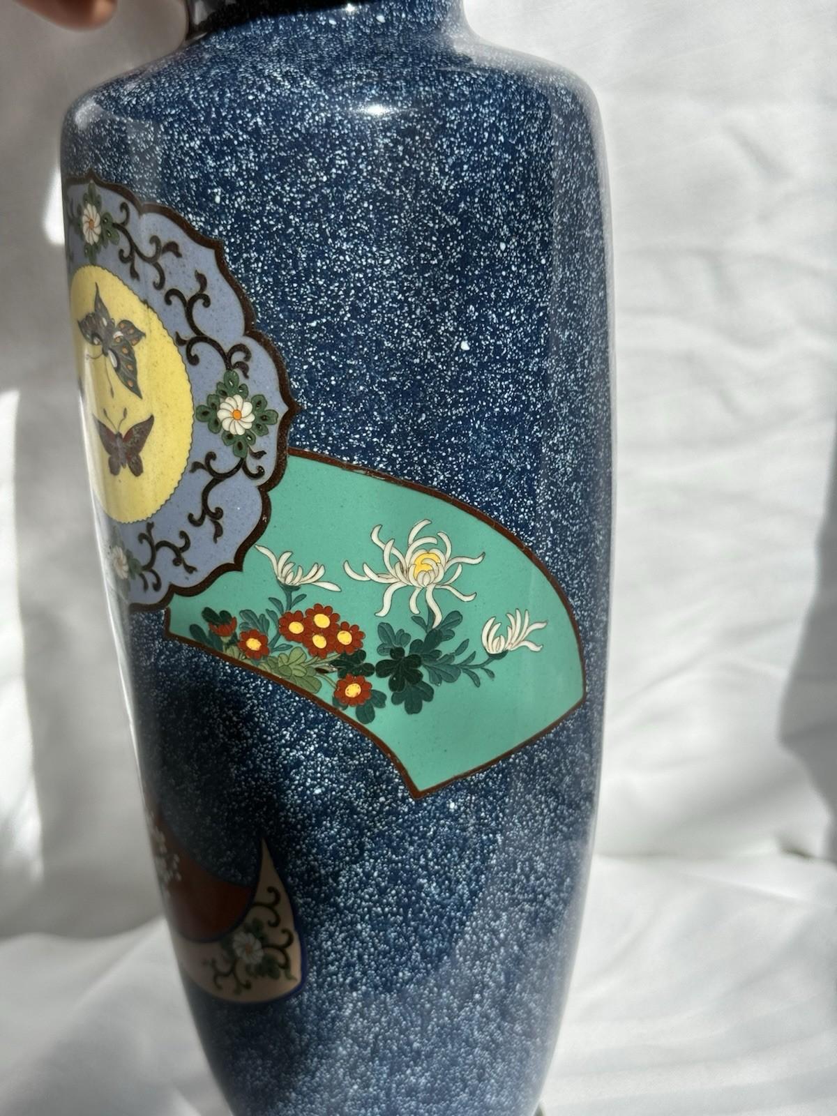 XX secolo Vaso giapponese in smalto cloisonne con fondo blu macchiato Farfalle Motivi floreali in vendita