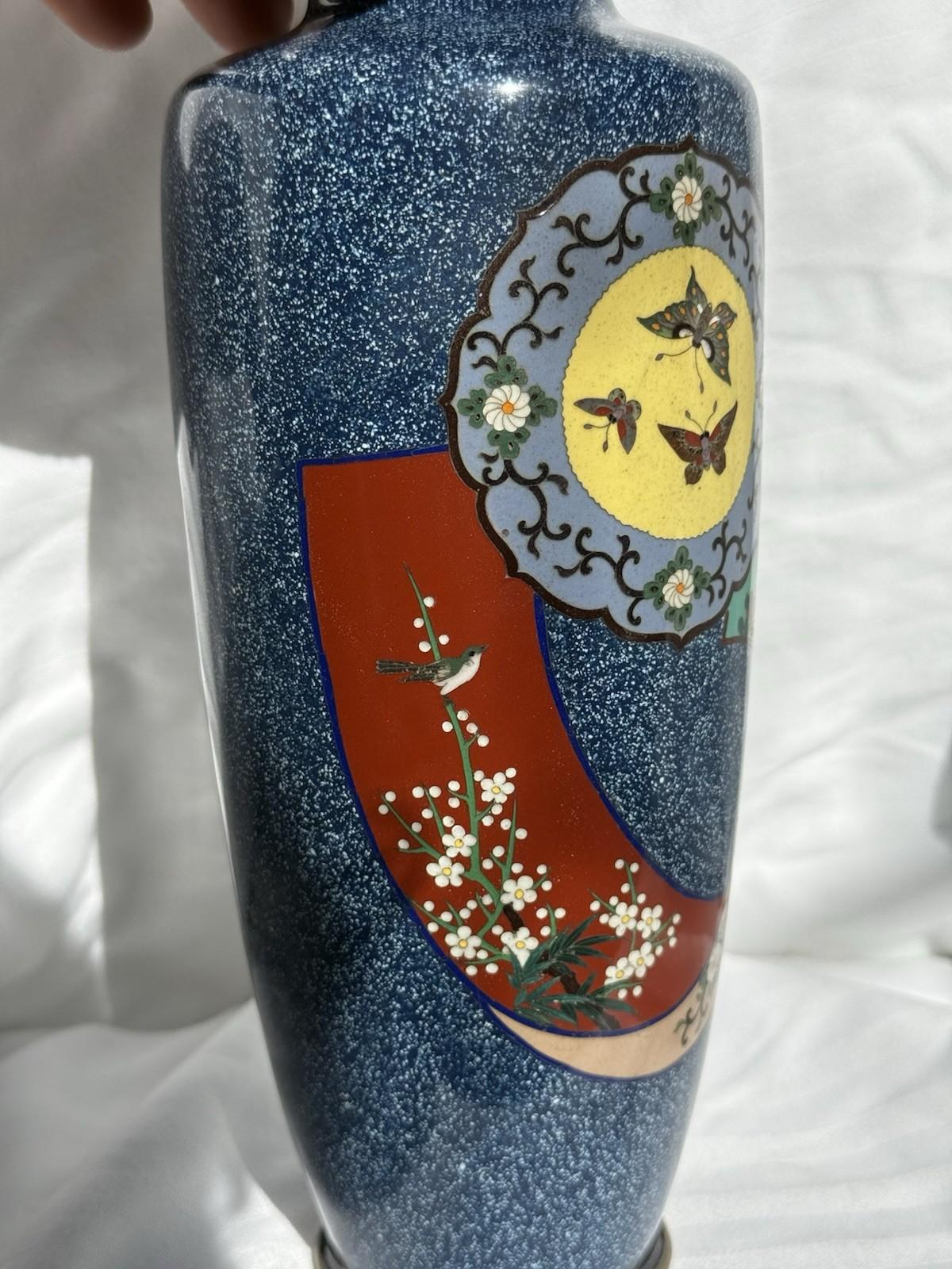 Smalto Vaso giapponese in smalto cloisonne con fondo blu macchiato Farfalle Motivi floreali in vendita