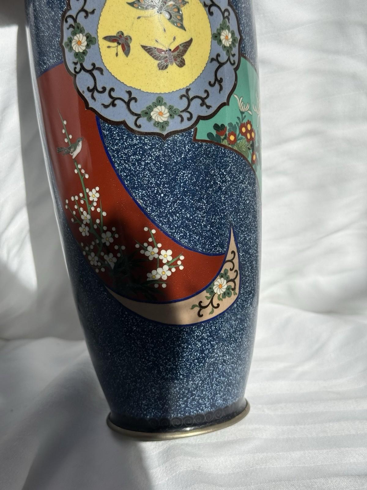 Vaso giapponese in smalto cloisonne con fondo blu macchiato Farfalle Motivi floreali in vendita 1