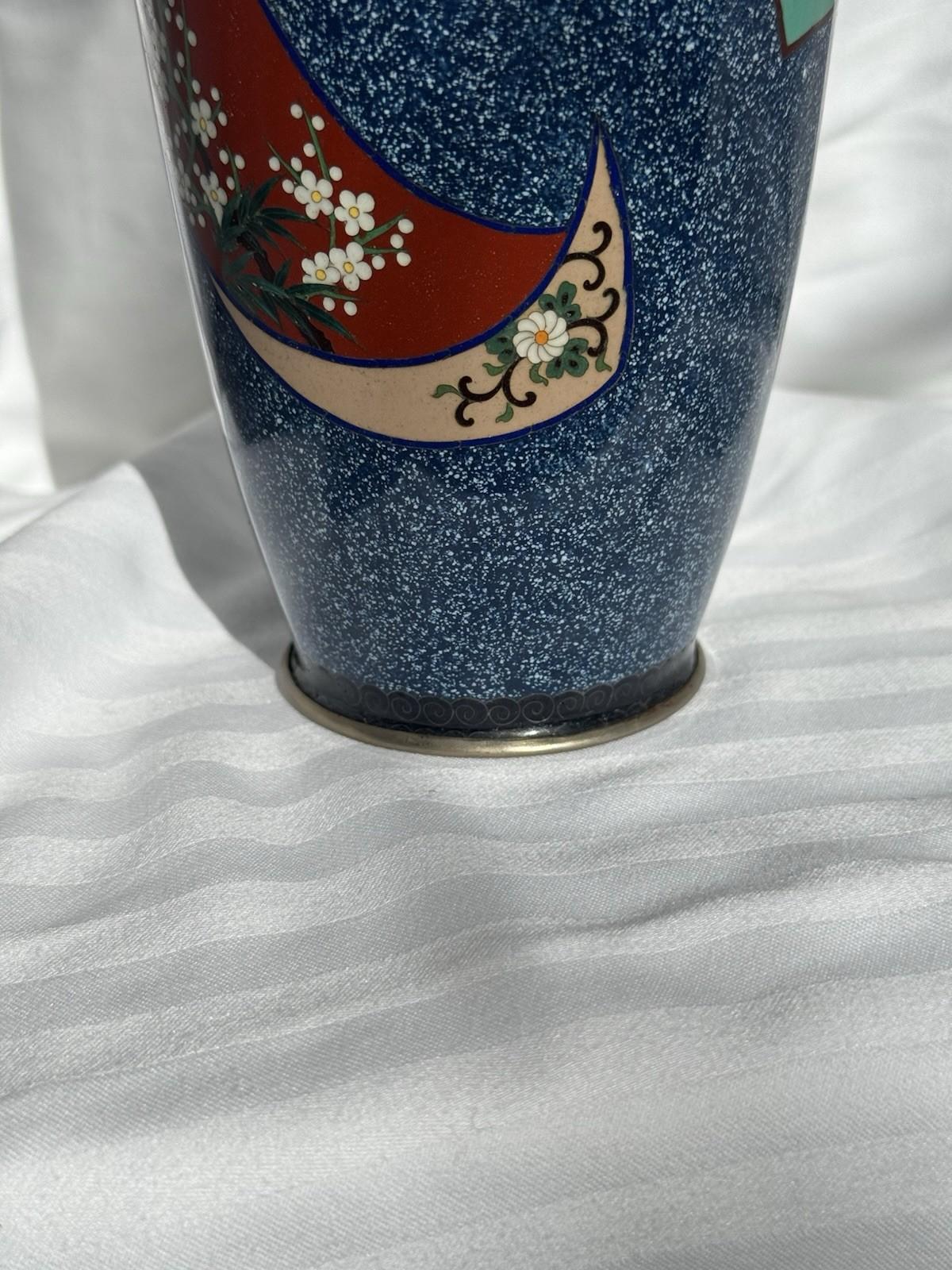 Vaso giapponese in smalto cloisonne con fondo blu macchiato Farfalle Motivi floreali in vendita 2