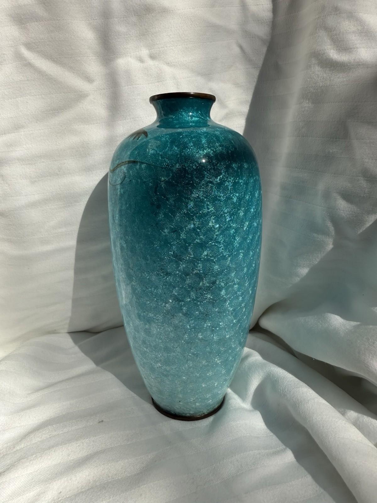 Vase japonais en émail cloisonné, fond bleu glacier glycine, 7 pièces, époque Meiji en vente 3