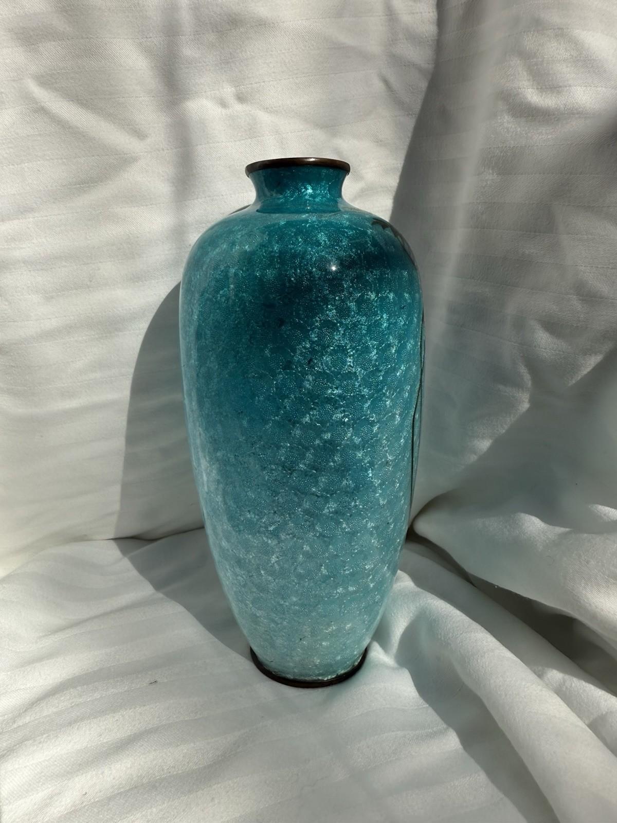 Vase japonais en émail cloisonné, fond bleu glacier glycine, 7 pièces, époque Meiji en vente 4