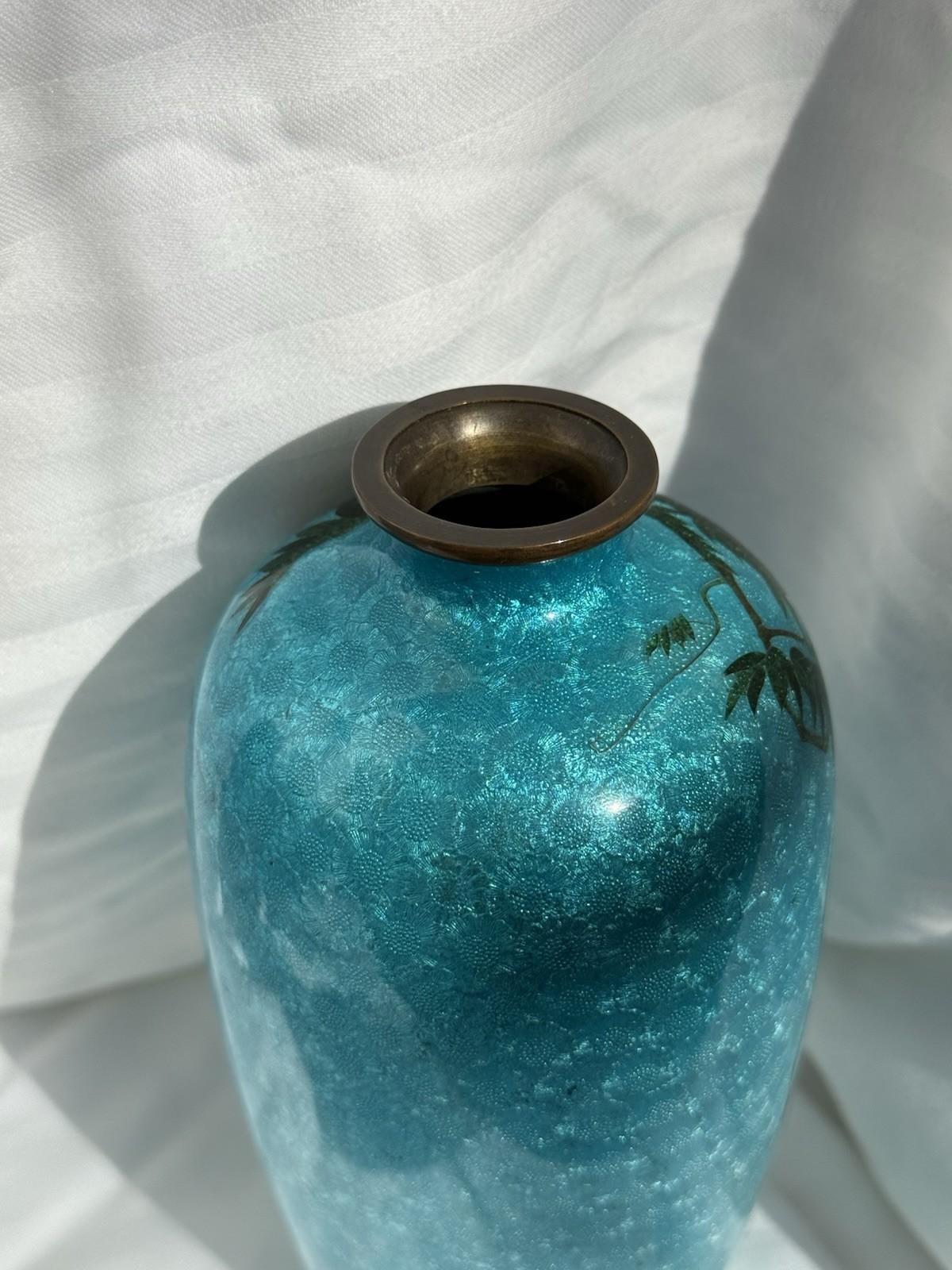 Vase japonais en émail cloisonné, fond bleu glacier glycine, 7 pièces, époque Meiji en vente 5