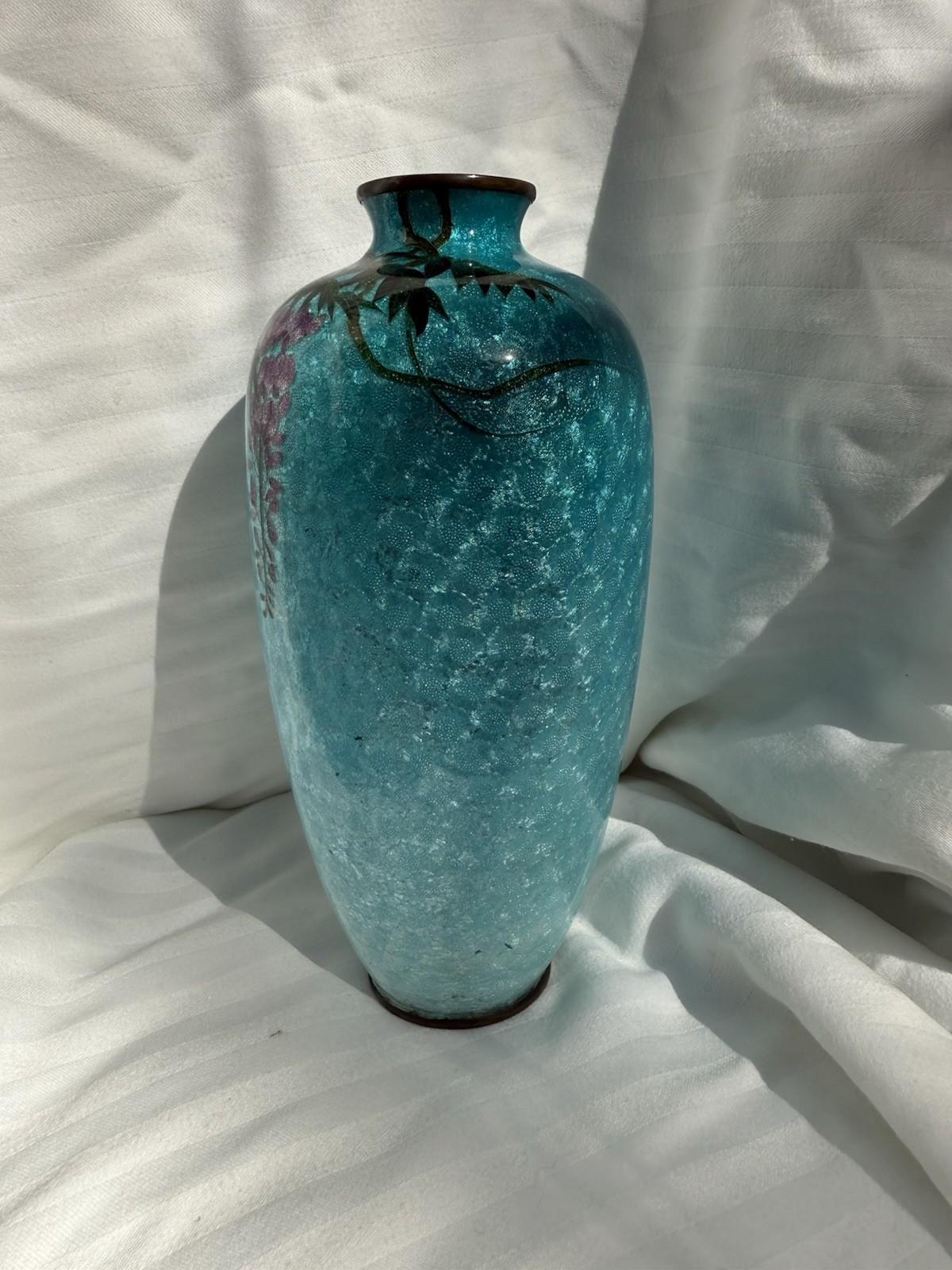 Vase japonais en émail cloisonné, fond bleu glacier glycine, 7 pièces, époque Meiji en vente 8