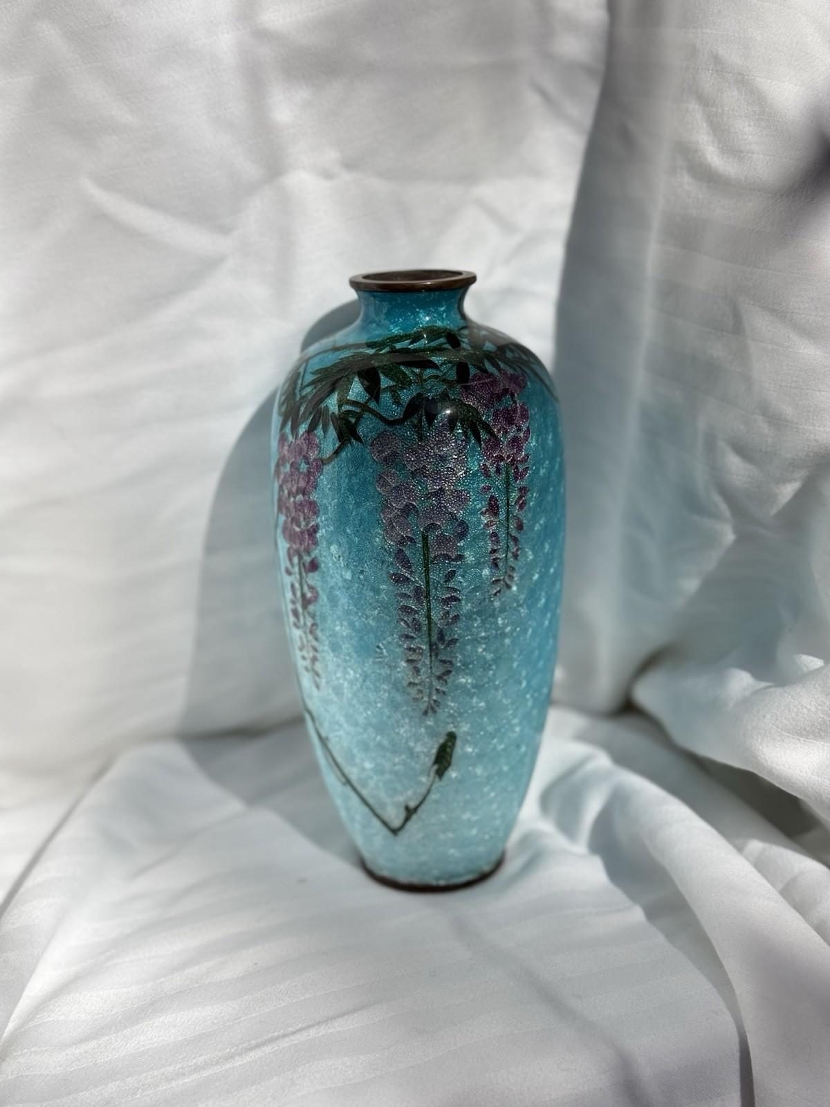 Japonais Vase japonais en émail cloisonné, fond bleu glacier glycine, 7 pièces, époque Meiji en vente