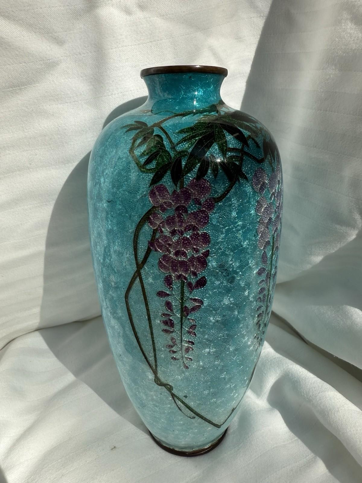 Cloisonné Vase japonais en émail cloisonné, fond bleu glacier glycine, 7 pièces, époque Meiji en vente
