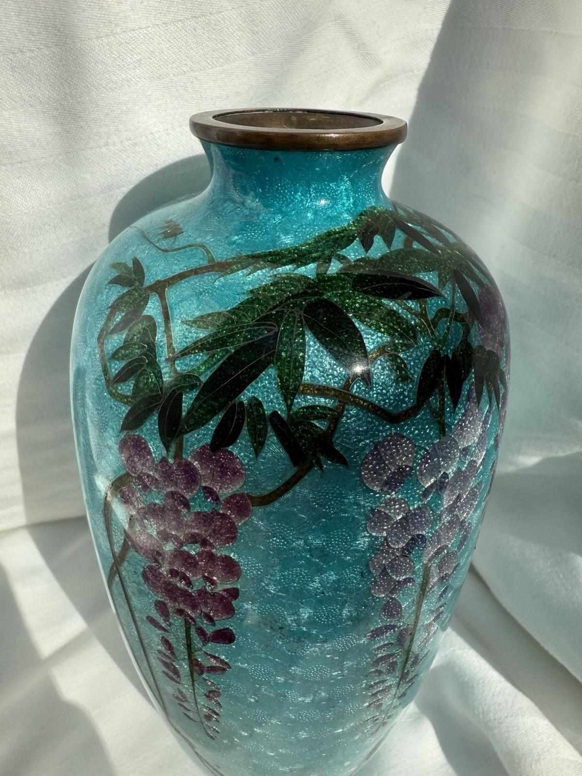 Vase japonais en émail cloisonné, fond bleu glacier glycine, 7 pièces, époque Meiji Bon état - En vente à Long Island City, NY