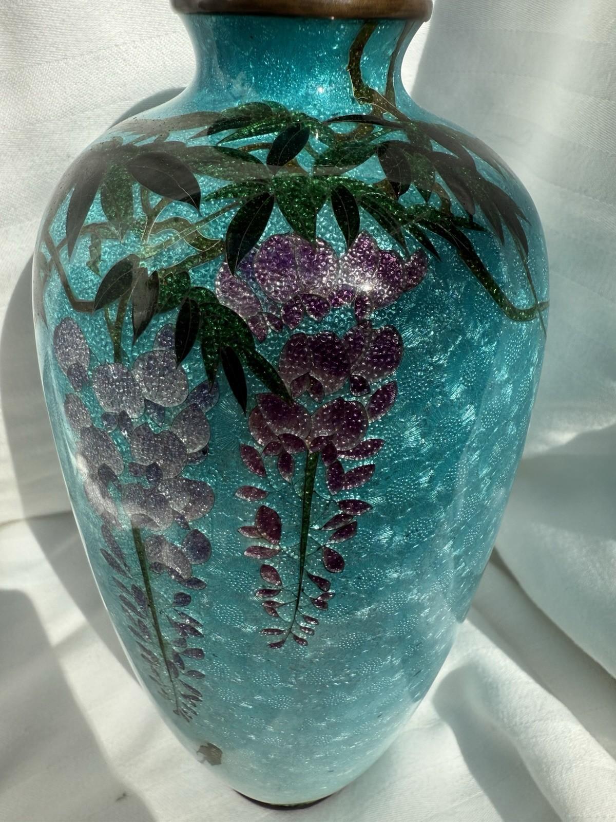 XIXe siècle Vase japonais en émail cloisonné, fond bleu glacier glycine, 7 pièces, époque Meiji en vente