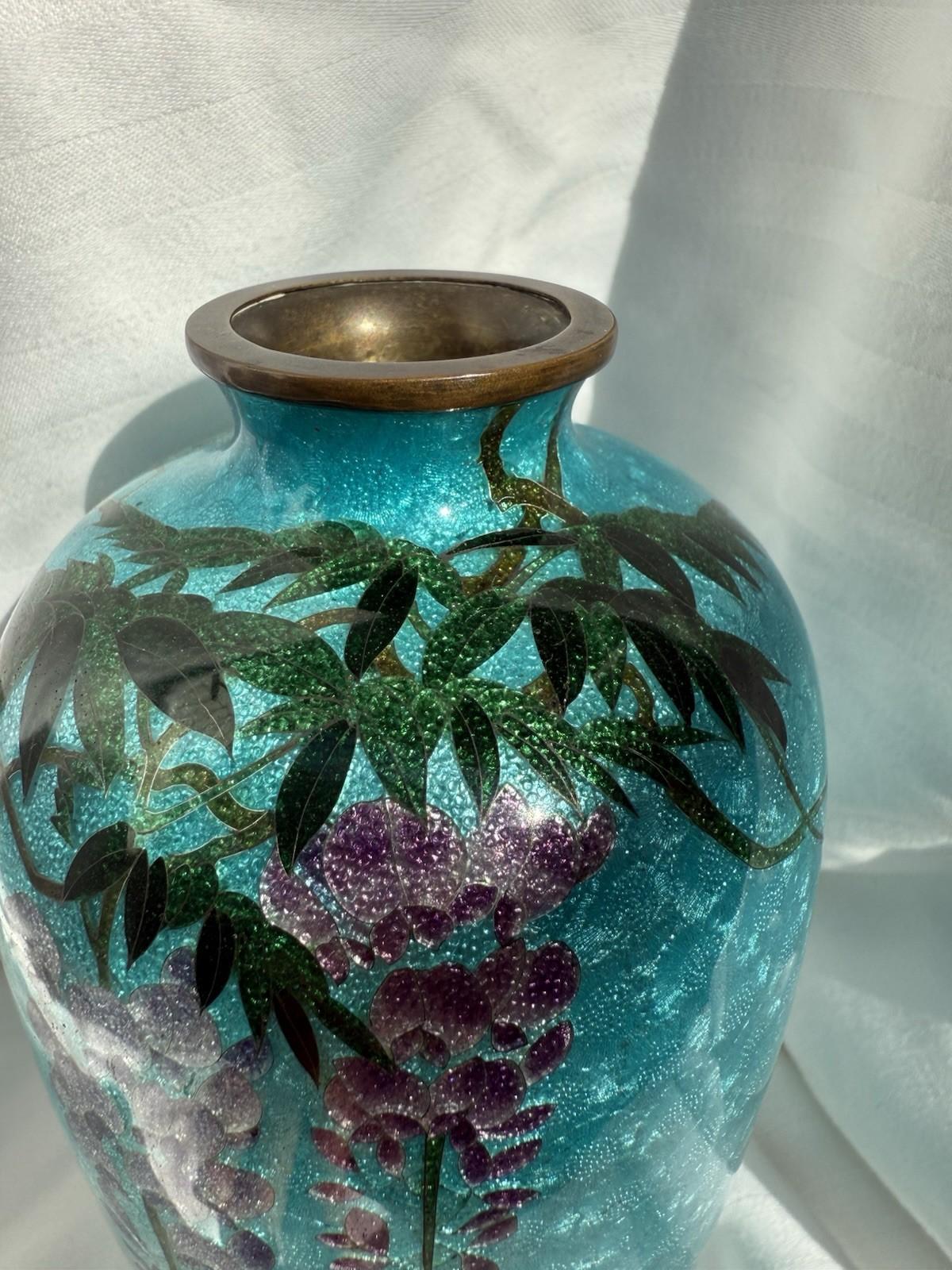 Émail Vase japonais en émail cloisonné, fond bleu glacier glycine, 7 pièces, époque Meiji en vente