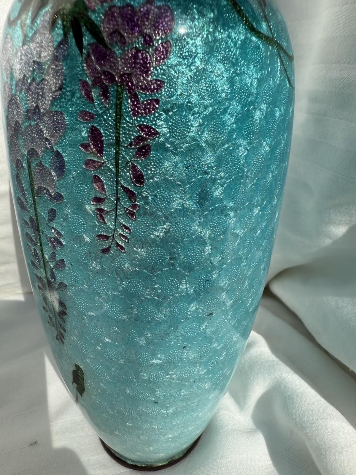 Vase japonais en émail cloisonné, fond bleu glacier glycine, 7 pièces, époque Meiji en vente 1