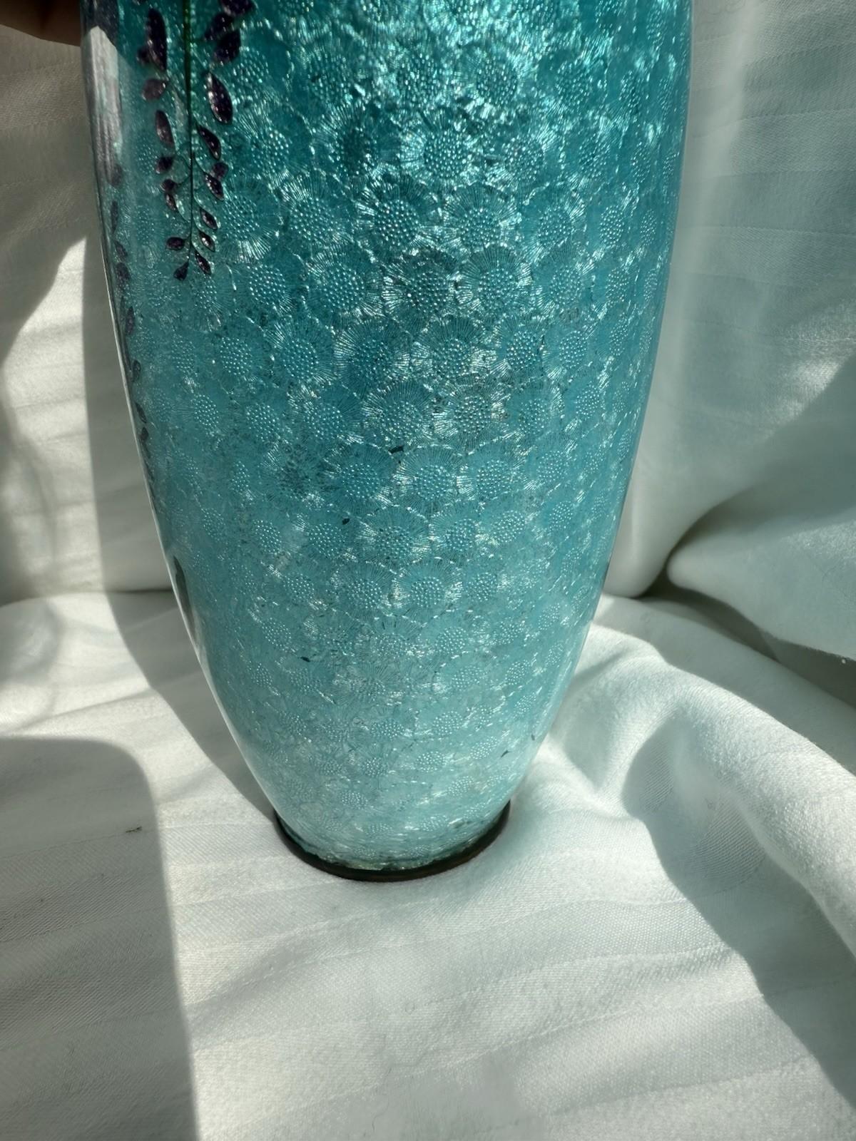 Vase japonais en émail cloisonné, fond bleu glacier glycine, 7 pièces, époque Meiji en vente 2