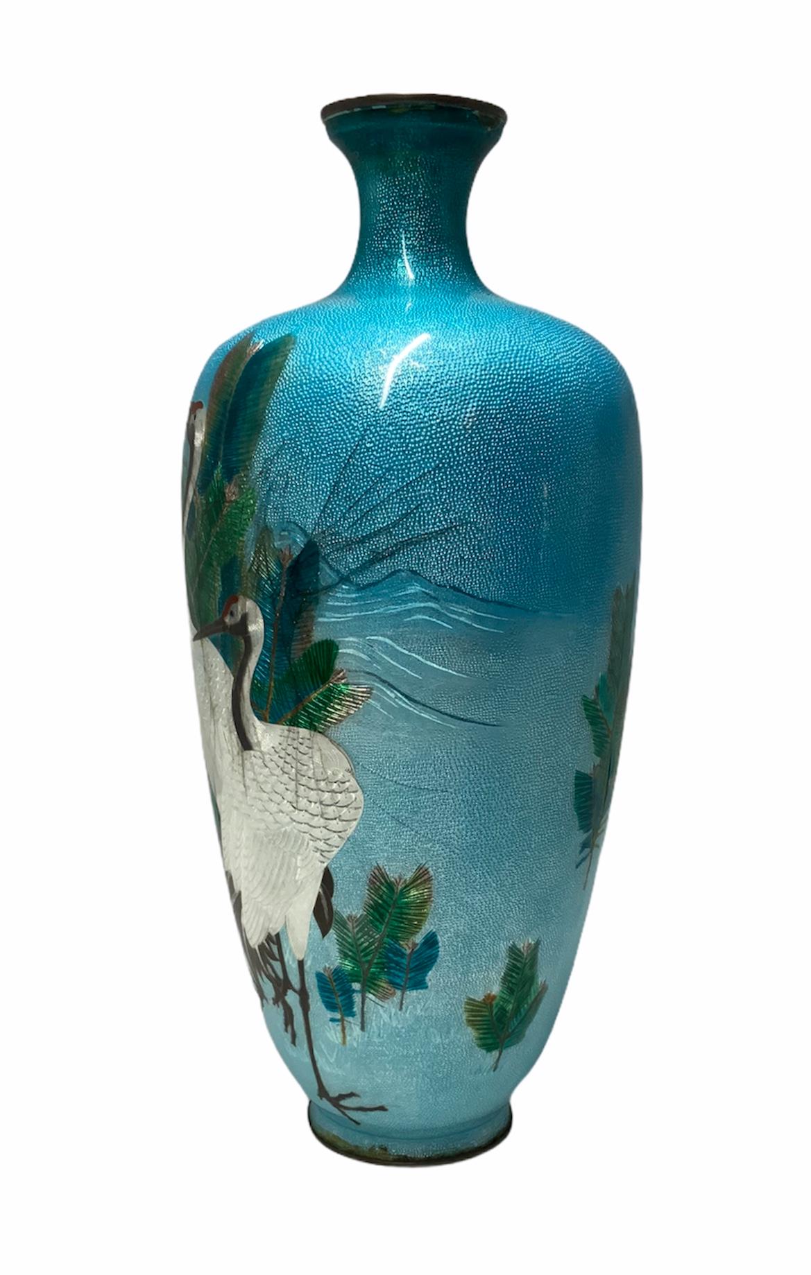 Japonais Vase-urne à feuilles en cloisonné japonais en vente