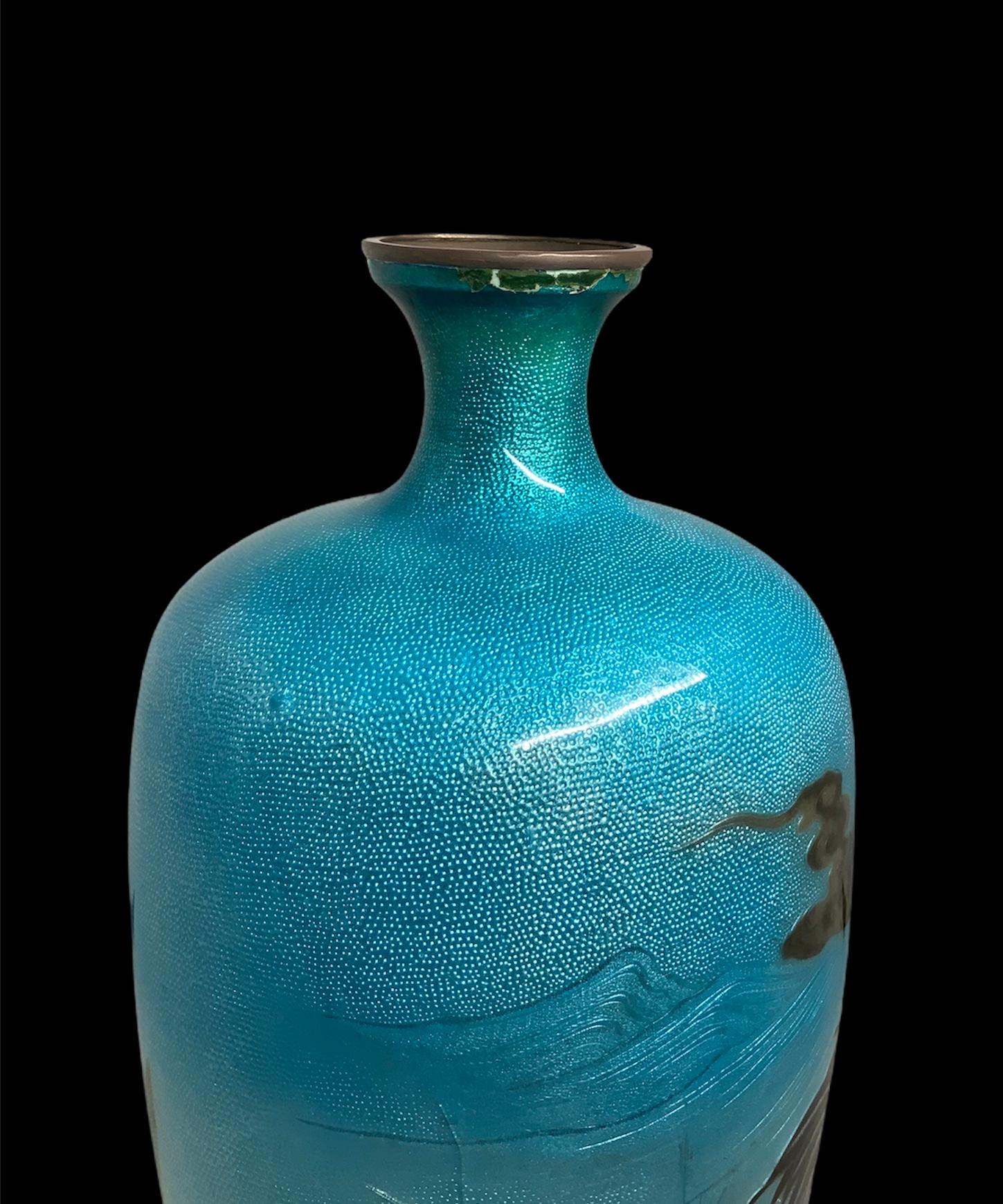 Vase-urne à feuilles en cloisonné japonais en vente 1