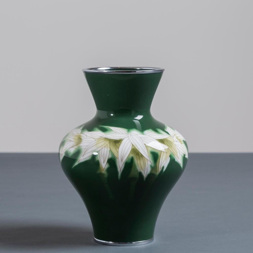 Japanese Cloisonné Green Enamel Vase by Ando, circa 1950 In Excellent Condition For Sale In London, GB
