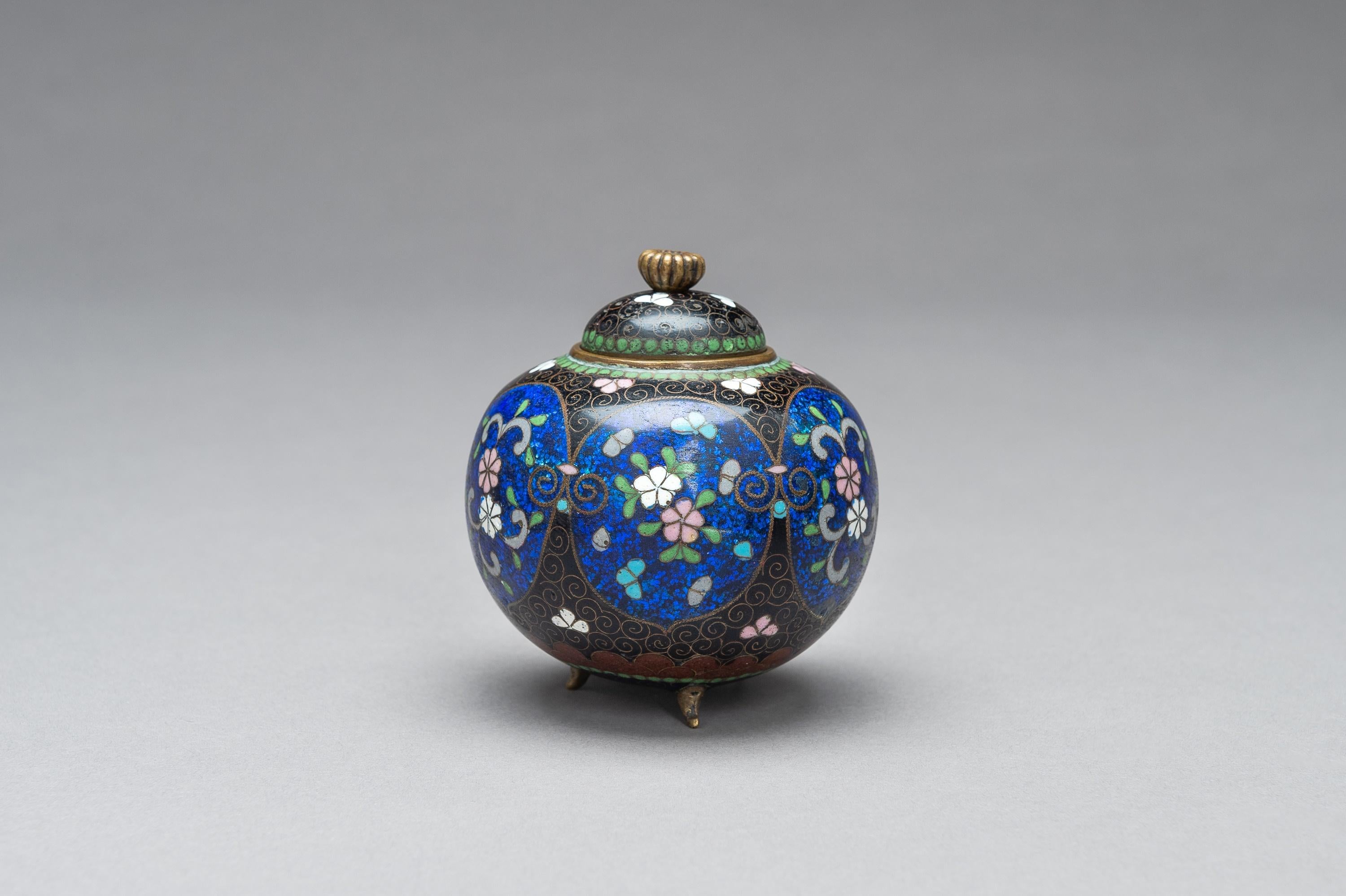 Japanese Cloisonné Koro with Cover, Meiji Period In Good Condition In Vienna, AT