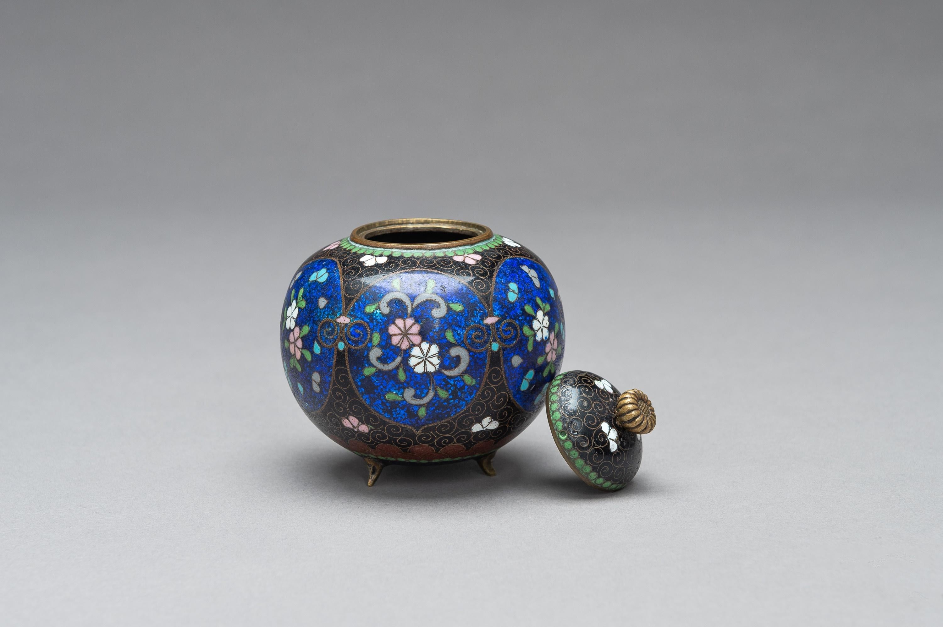 Japanese Cloisonné Koro with Cover, Meiji Period 2