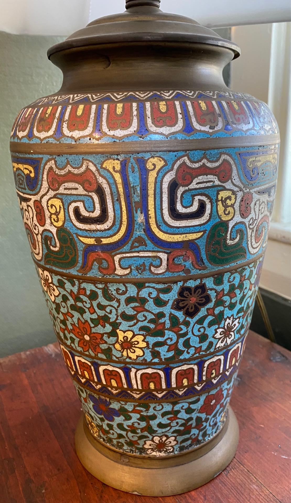 Lampe cloisonnée japonaise ancienne, vers 1910, avec incrustation d'émail bleu, rouge et jaune sur un vase en forme de balustre en laiton, montée comme une lampe de table et électrifiée ; estampillée 