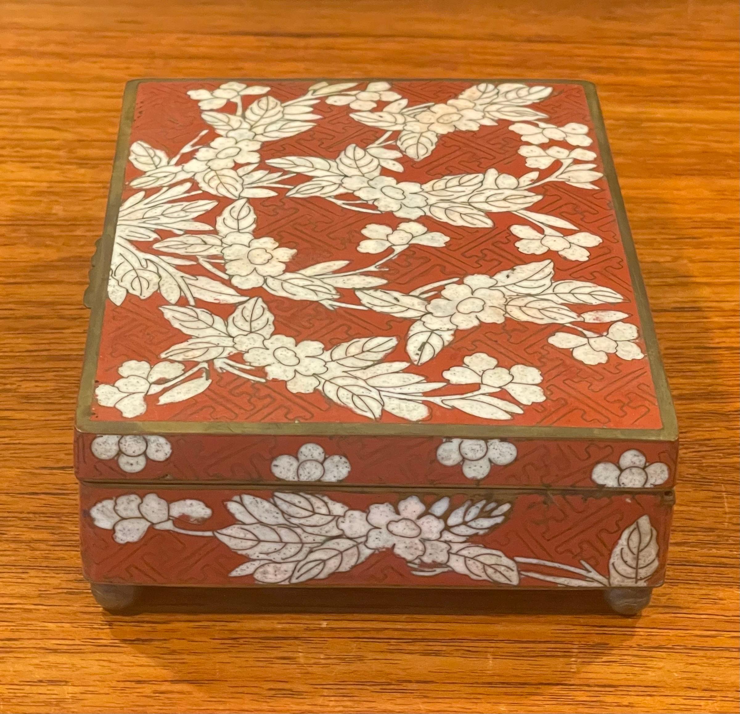 Japanese Cloisonne Lidded Trinket Box with Bun Feet In Good Condition In San Diego, CA