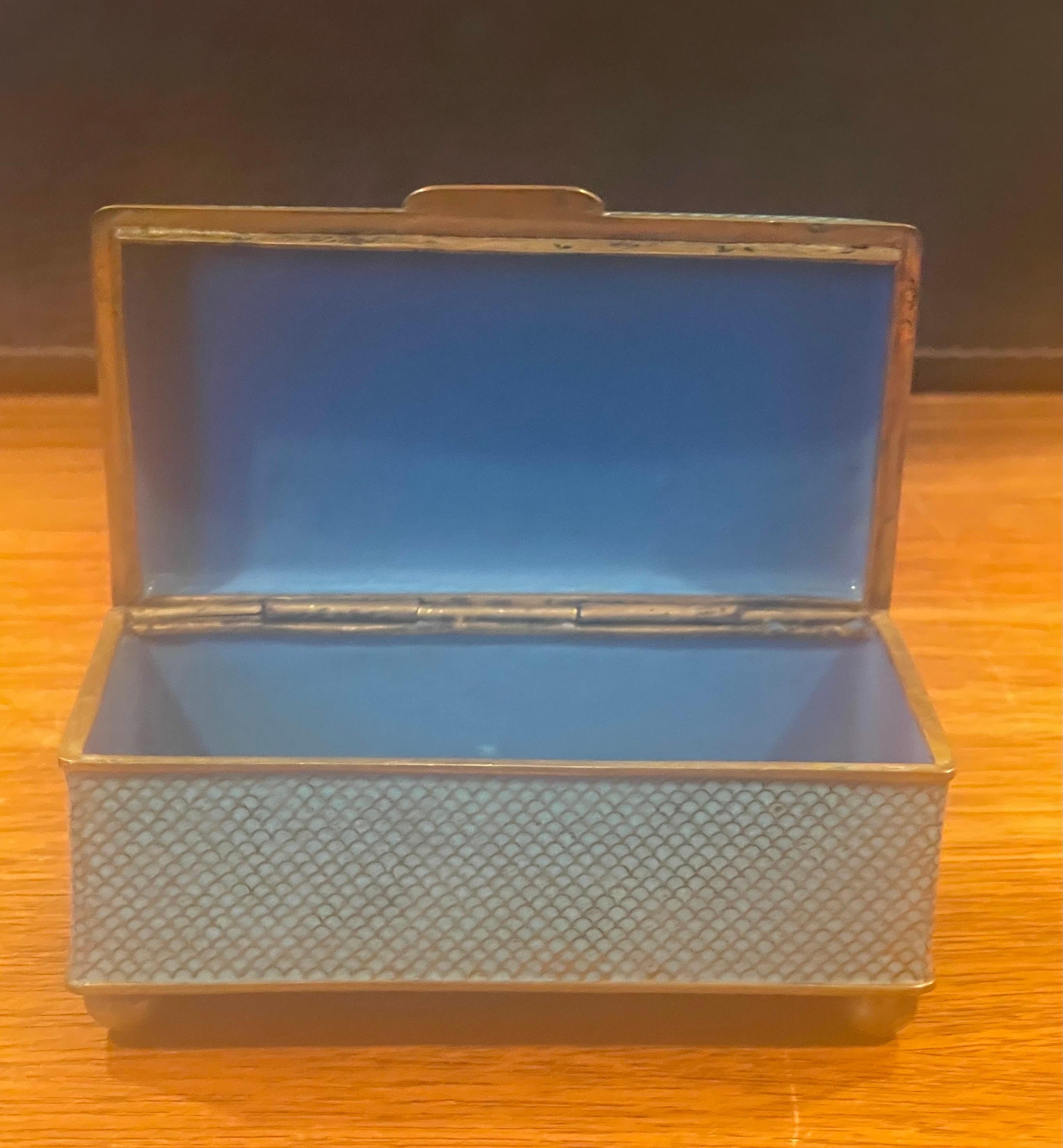 Caja de baratijas japonesa con tapa de cloisonné y pies de conejo del periodo Meiji en venta 4