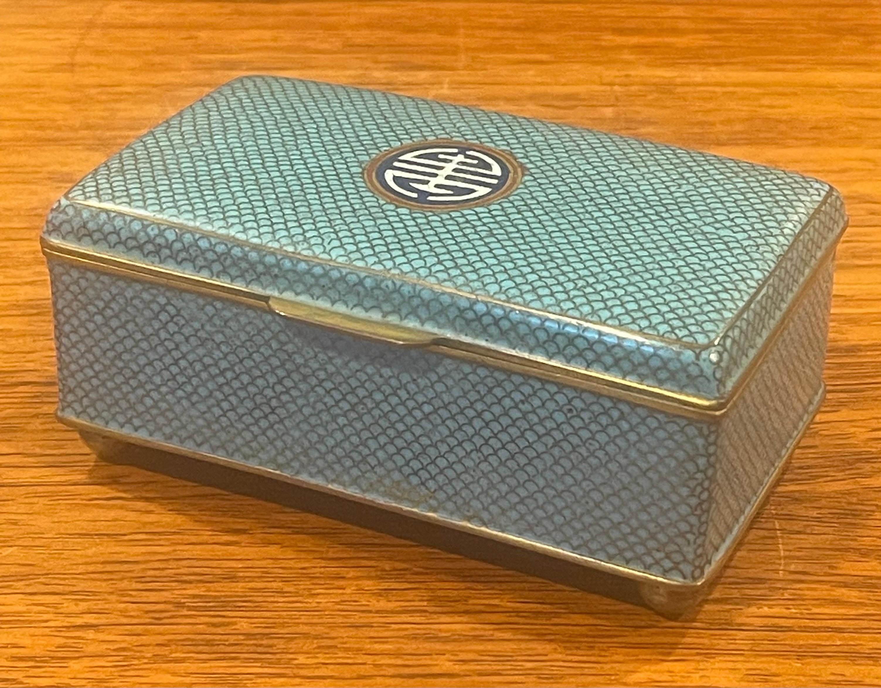 Exquise boîte japonaise à couvercle en cloisonné avec des pieds en laiton de la période Meiji, vers la fin des années 1800. La boîte a un superbe design géométrique inticulé et est en très bon état ; elle mesure 4,5 
