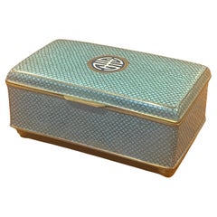 Caja de baratijas japonesa con tapa de cloisonné y pies de conejo del periodo Meiji