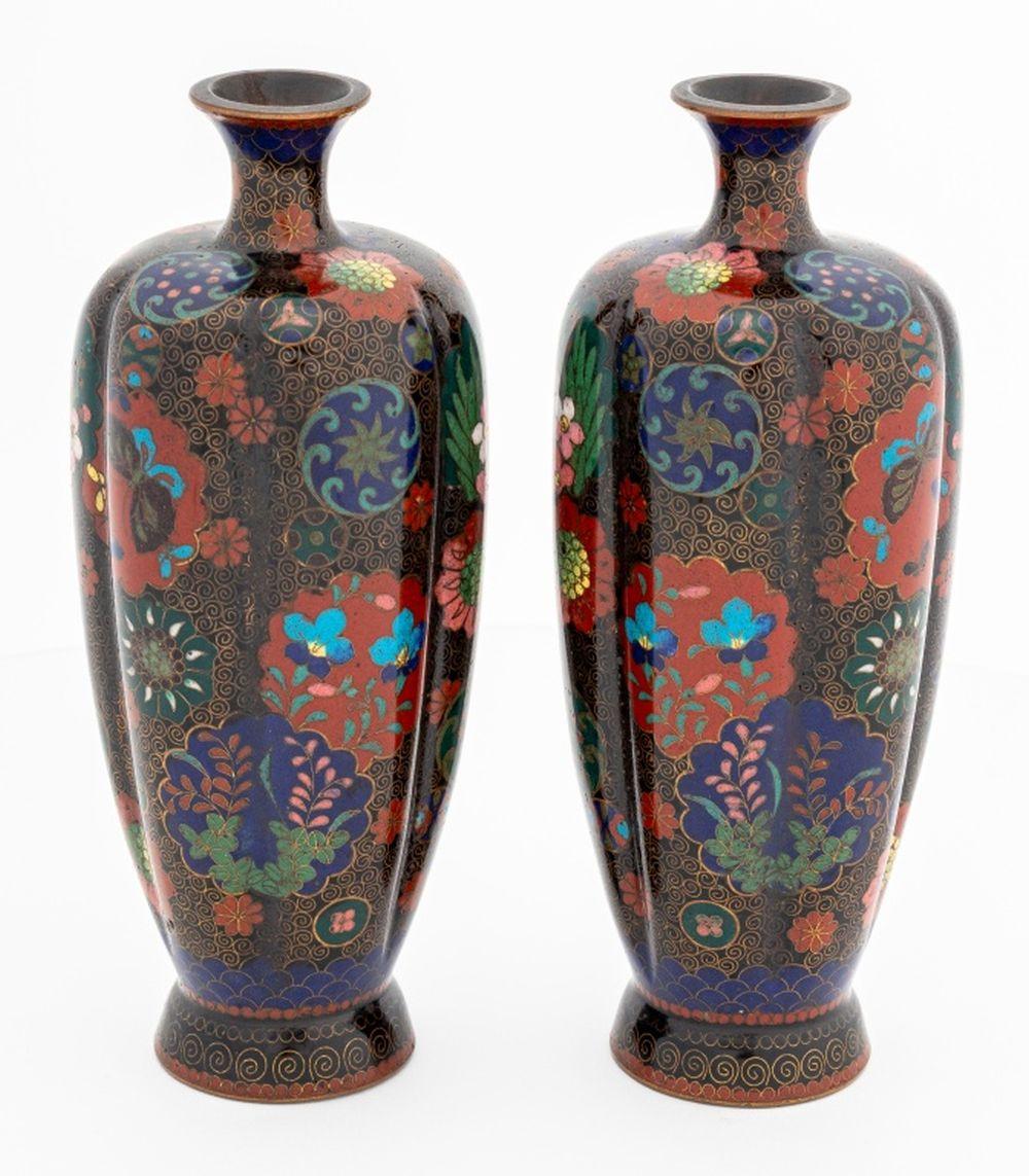 Coppia di vasi a lobi giapponesi in cloisonne, decorati con fiori e farfalle su fondo nero 7,25