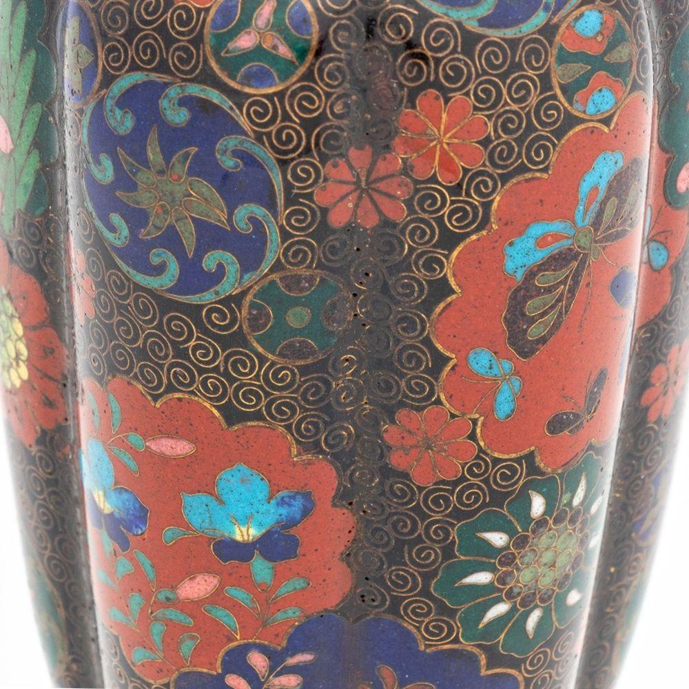 Cloisonné Vasi a lobi giapponesi in cloisonne, coppia in vendita