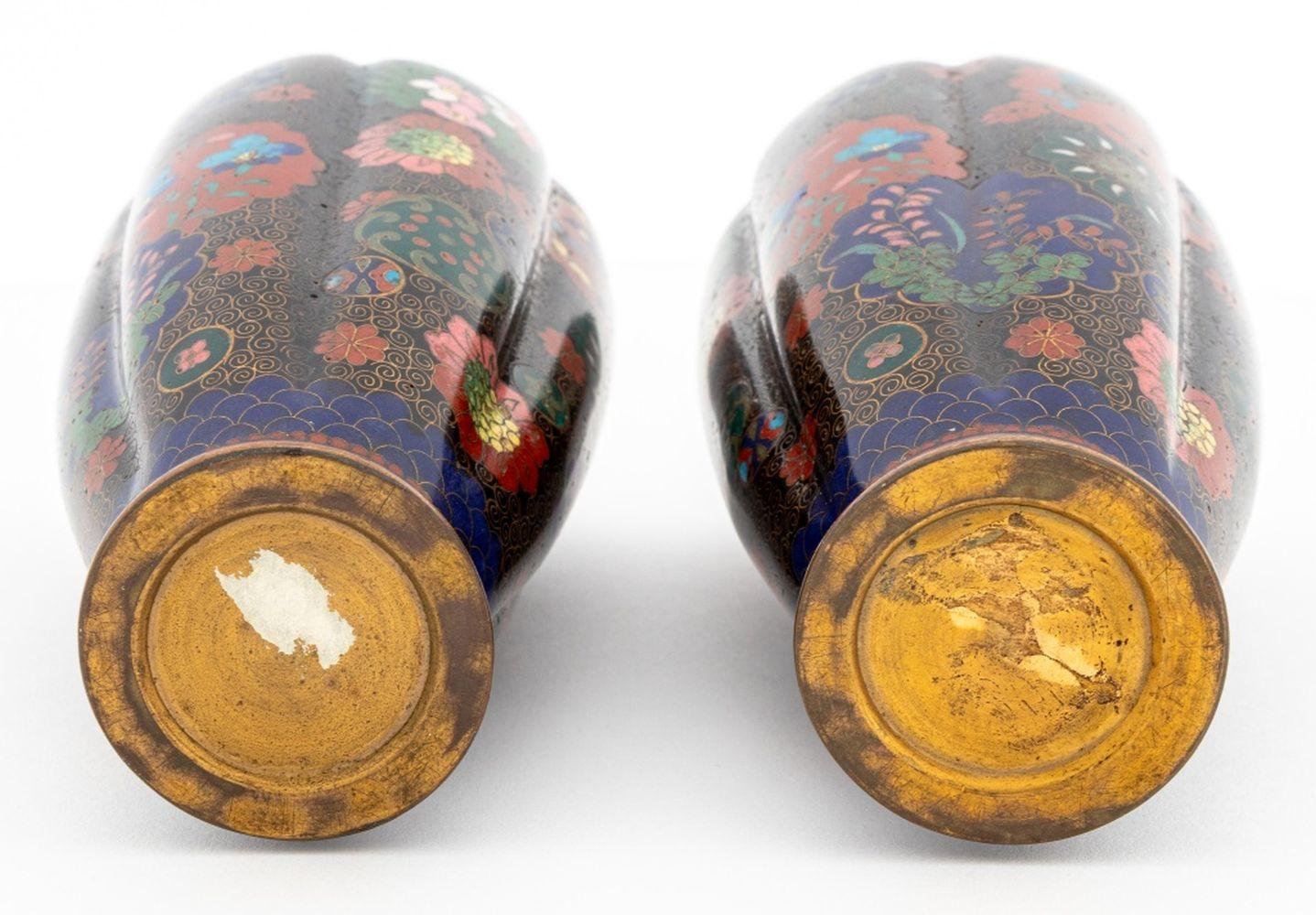 Vasi a lobi giapponesi in cloisonne, coppia In condizioni buone in vendita a Astoria, NY