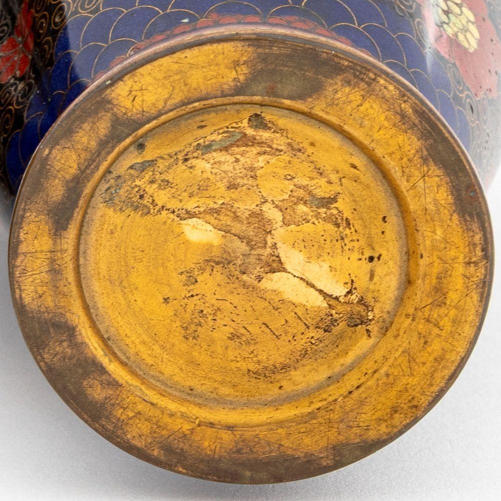 XX secolo Vasi a lobi giapponesi in cloisonne, coppia in vendita