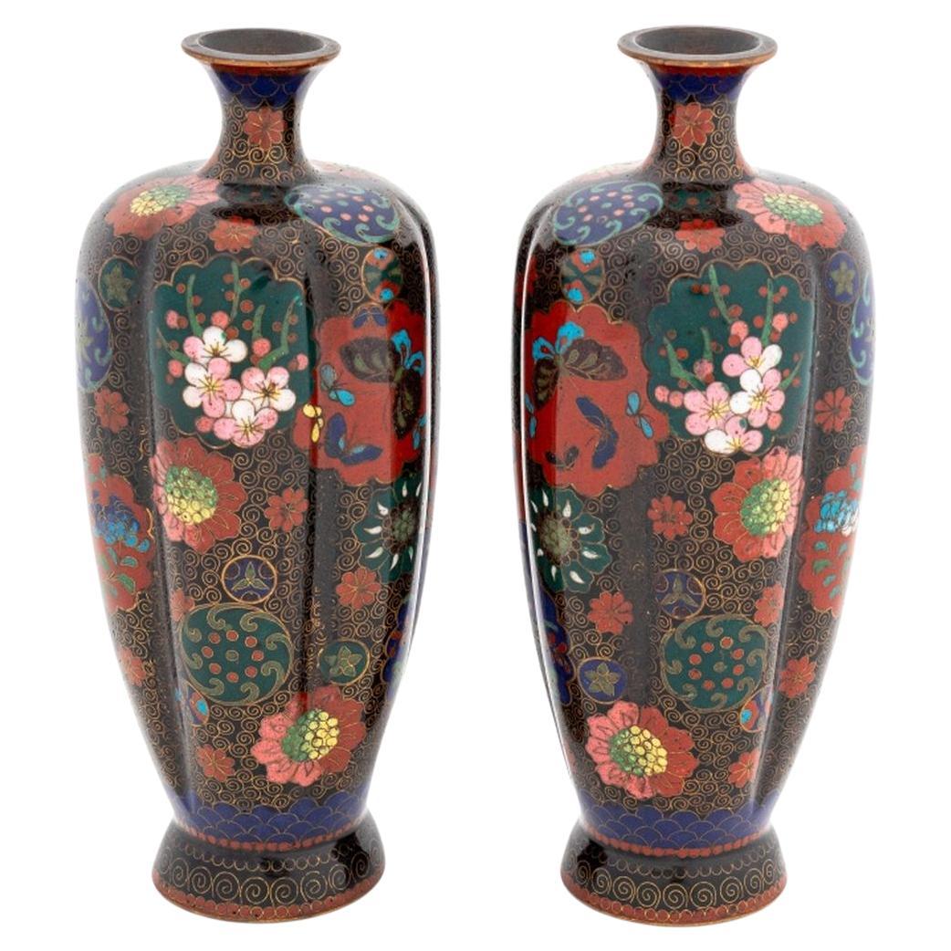 Paire de vases lobés en cloisonné japonais