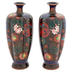 Paire de vases lobés en cloisonné japonais