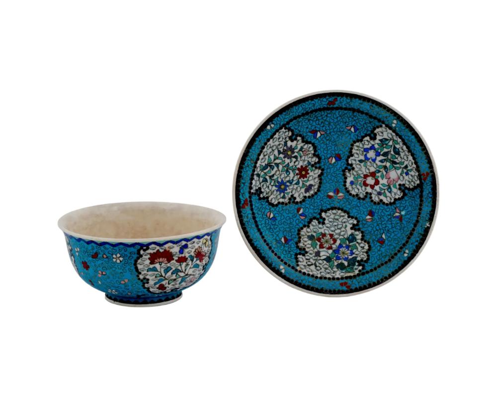 Antiguo juego japonés de porcelana Totai, de finales de la era Meiji, compuesto por un platillo y un cuenco. Las vajillas están recubiertas de medallones de esmalte policromado con flores rodeadas de adornos florales, de follaje y geométricos