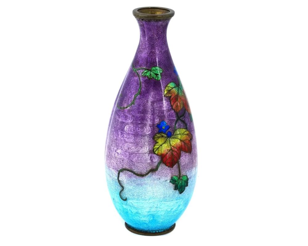 Antico vaso giapponese in rame con decorazioni in smalto ginbari cloisonne policromo. Tardo periodo Meiji

Forma della bottiglia ovoidale. Corpo viola e blu con motivo a vite. Alta qualità.

Marchio Kanji sul fondo. Il ginbari è una tecnica di