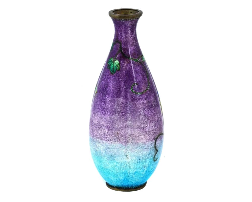 Japanische Ginbari-Vase aus Cloisonné mit Regenbogen aus der Meiji-Ära, signiert (Meiji-Periode) im Angebot