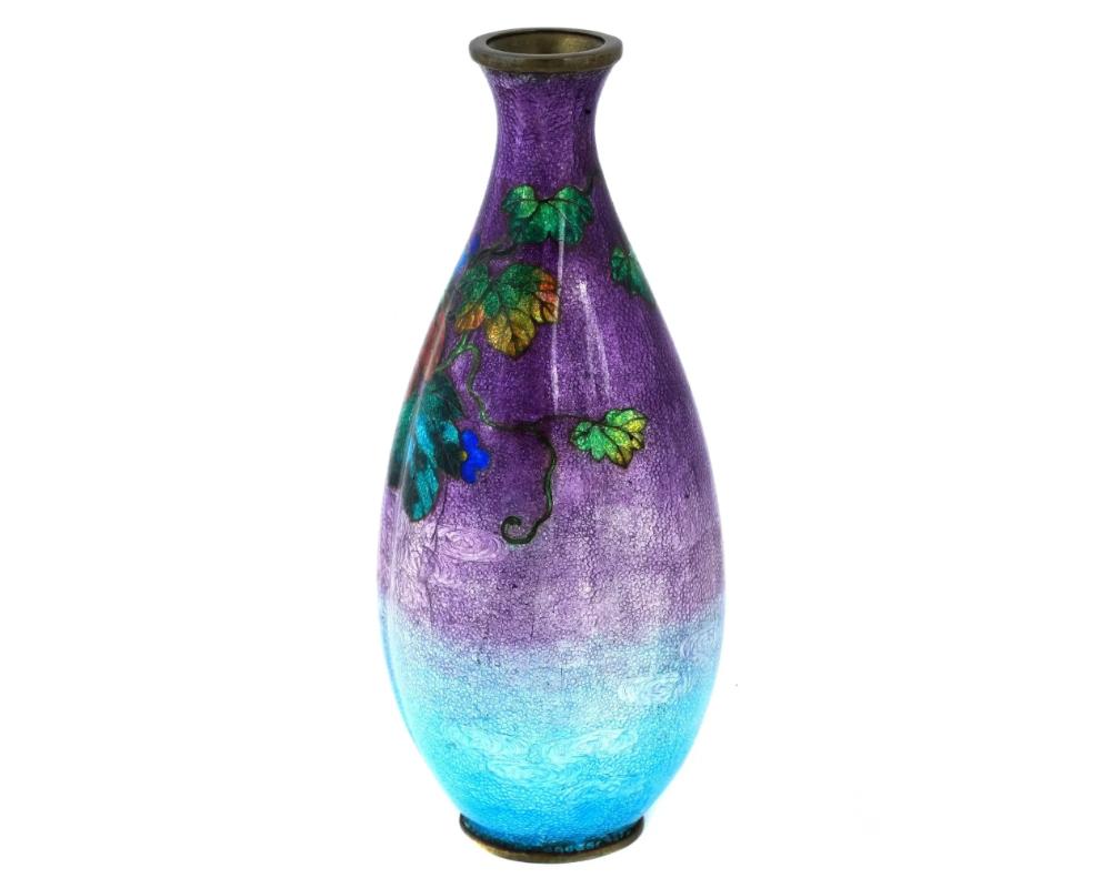 Japanische Ginbari-Vase aus Cloisonné mit Regenbogen aus der Meiji-Ära, signiert im Zustand „Gut“ im Angebot in New York, NY