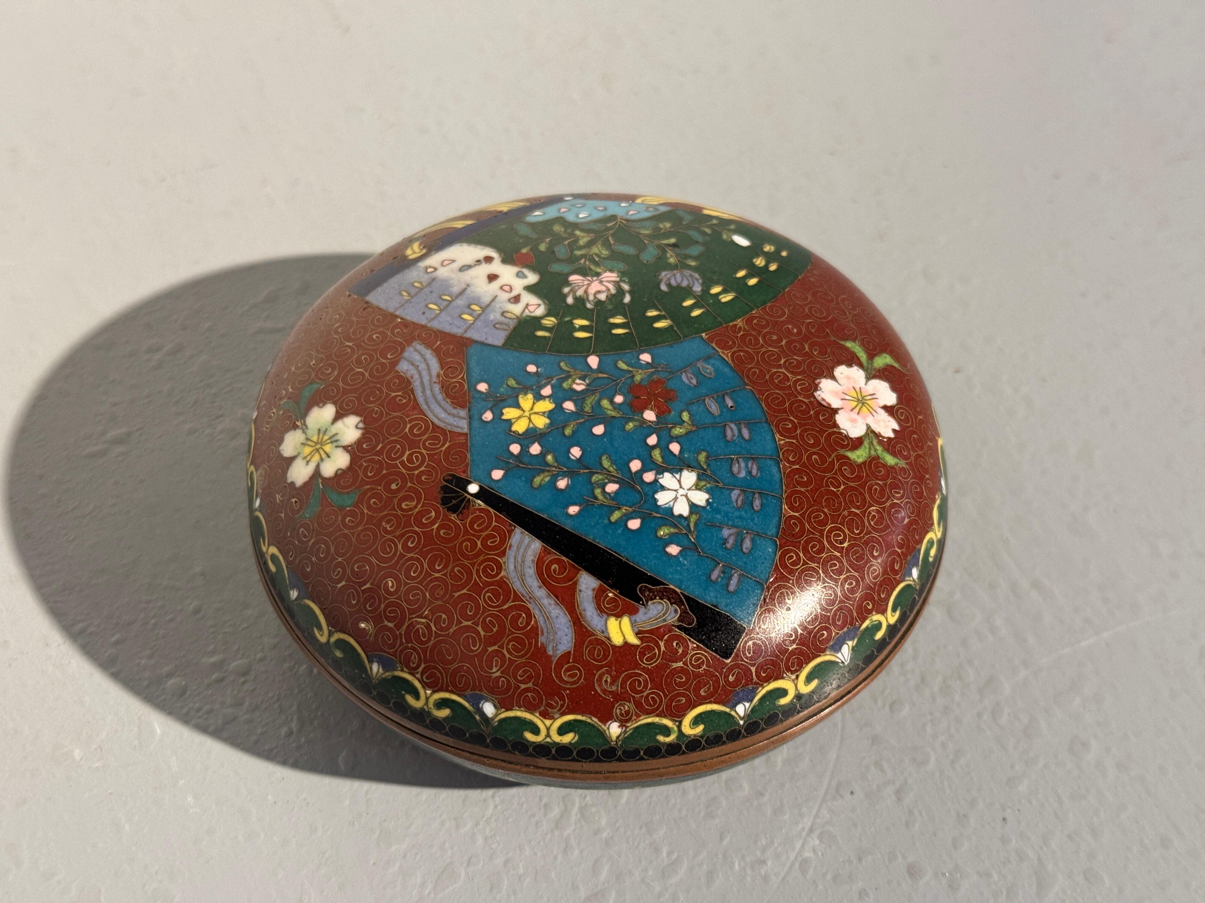 Japanese Cloisonne Round Box with Fan Design, Meiji Period, c. 1900, Japan In Good Condition For Sale In Austin, TX