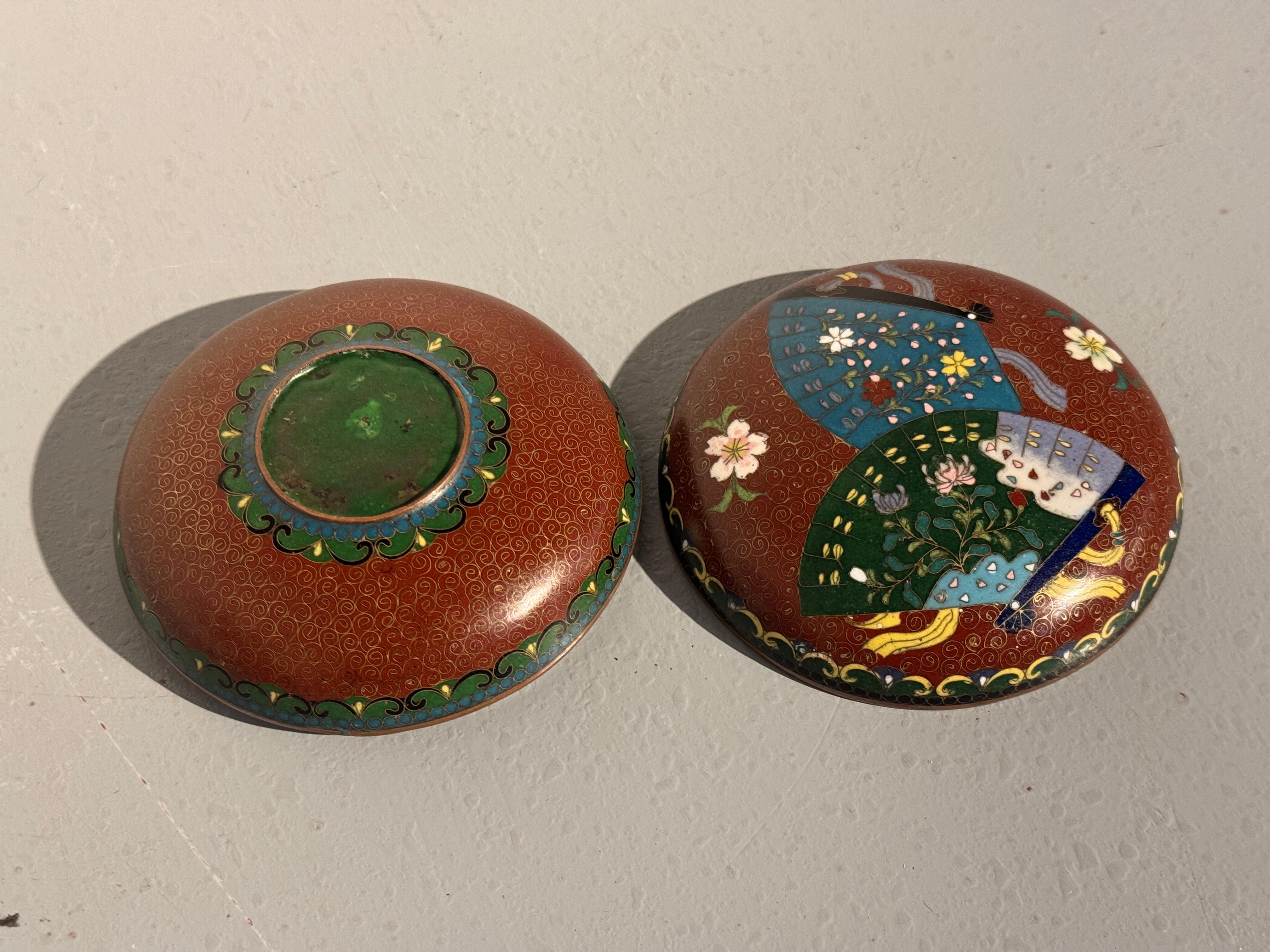 Japanese Cloisonne Round Box with Fan Design, Meiji Period, c. 1900, Japan For Sale 1