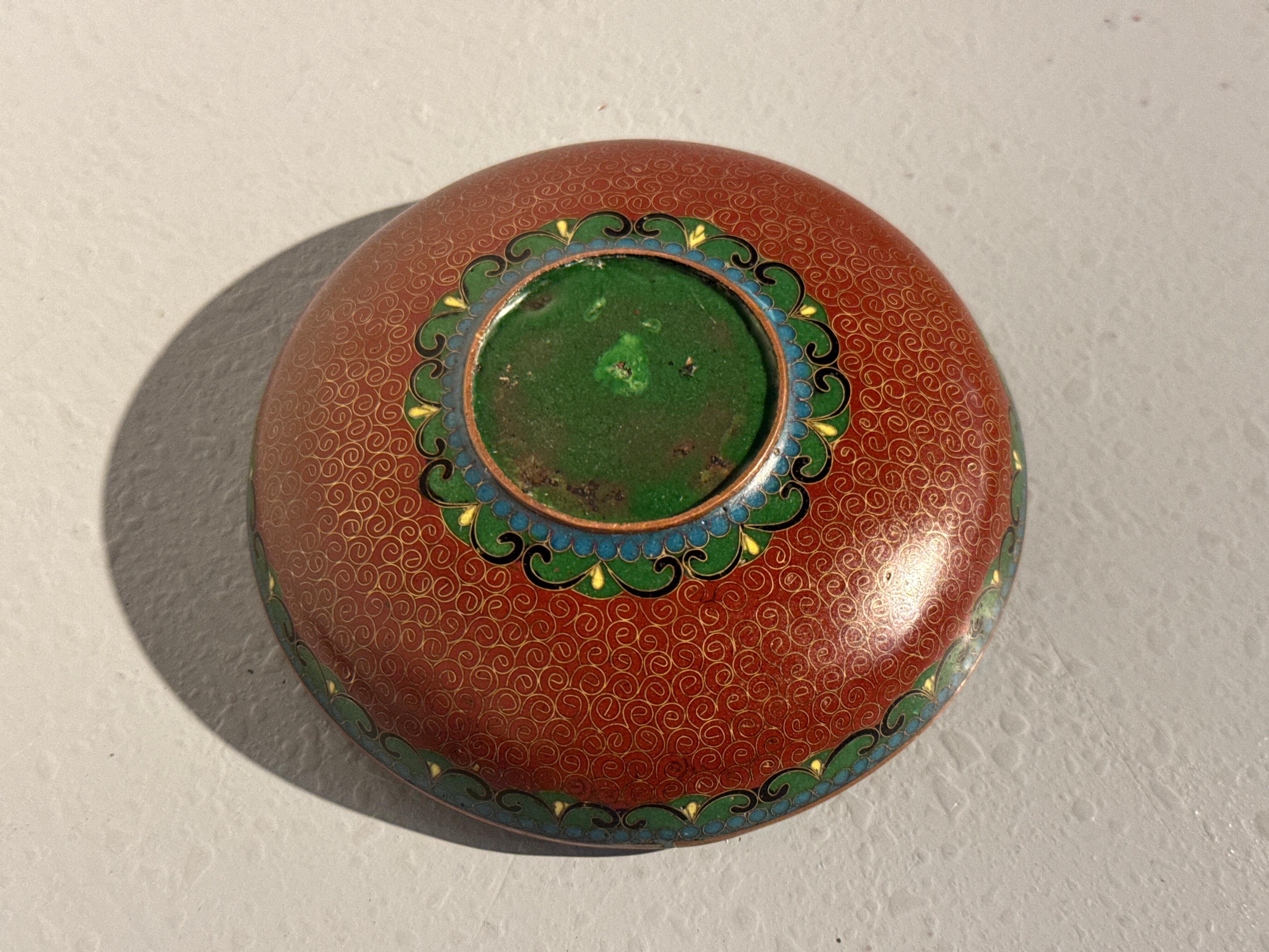 Japanese Cloisonne Round Box with Fan Design, Meiji Period, c. 1900, Japan For Sale 2