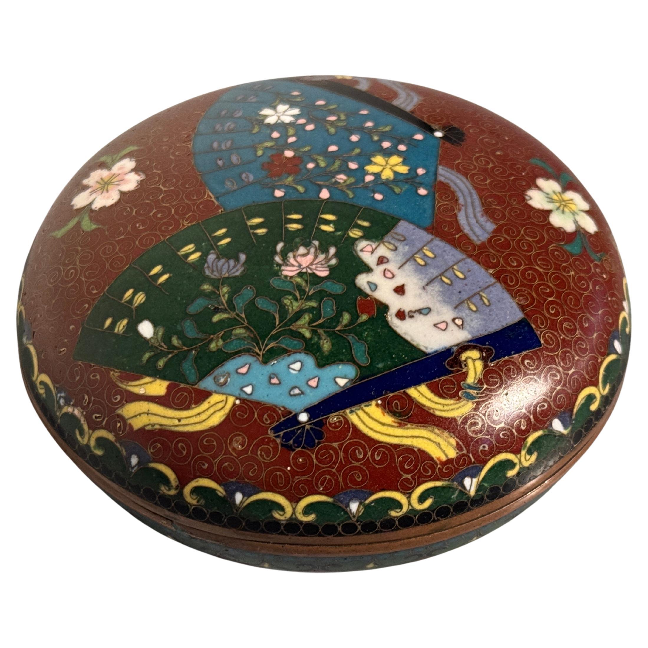 Caja redonda japonesa de cloisonné con diseño de abanico, Periodo Meiji, c. 1900, Japón