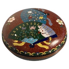 Caja redonda japonesa de cloisonné con diseño de abanico, Periodo Meiji, c. 1900, Japón