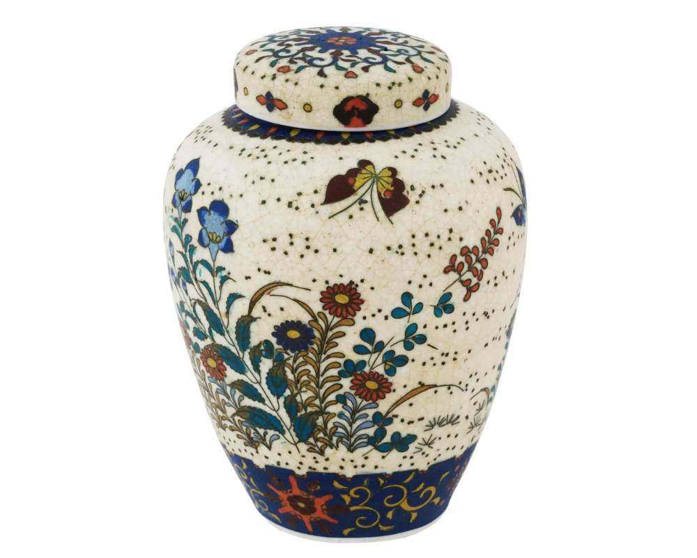 Japonais Pot en céramique japonaise cloisonnée Totai émaillée papillons et libellules en vente