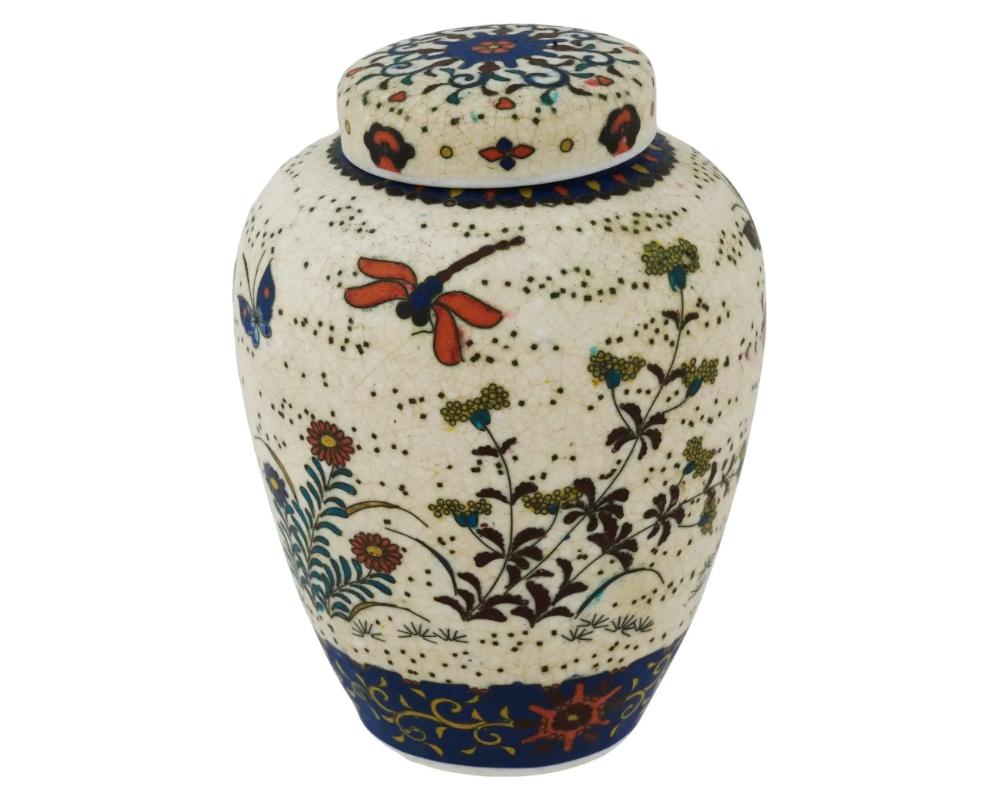 Cloisonné Pot en céramique japonaise cloisonnée Totai émaillée papillons et libellules en vente