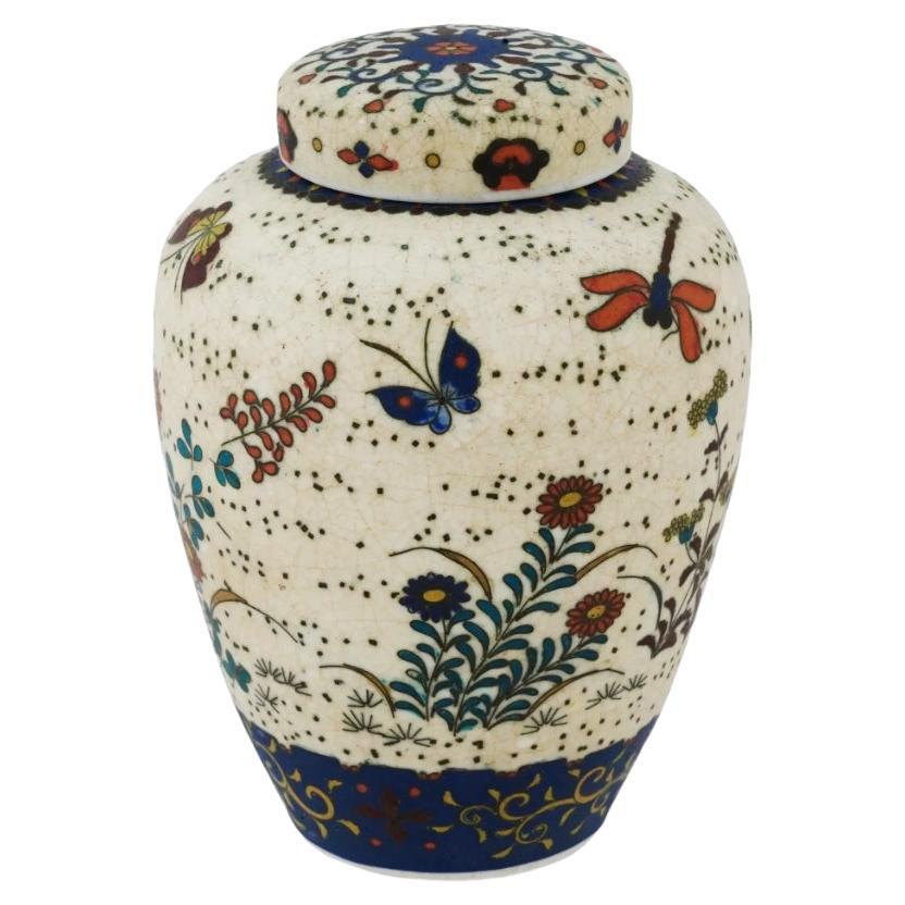 Pot en céramique japonaise cloisonnée Totai émaillée papillons et libellules en vente