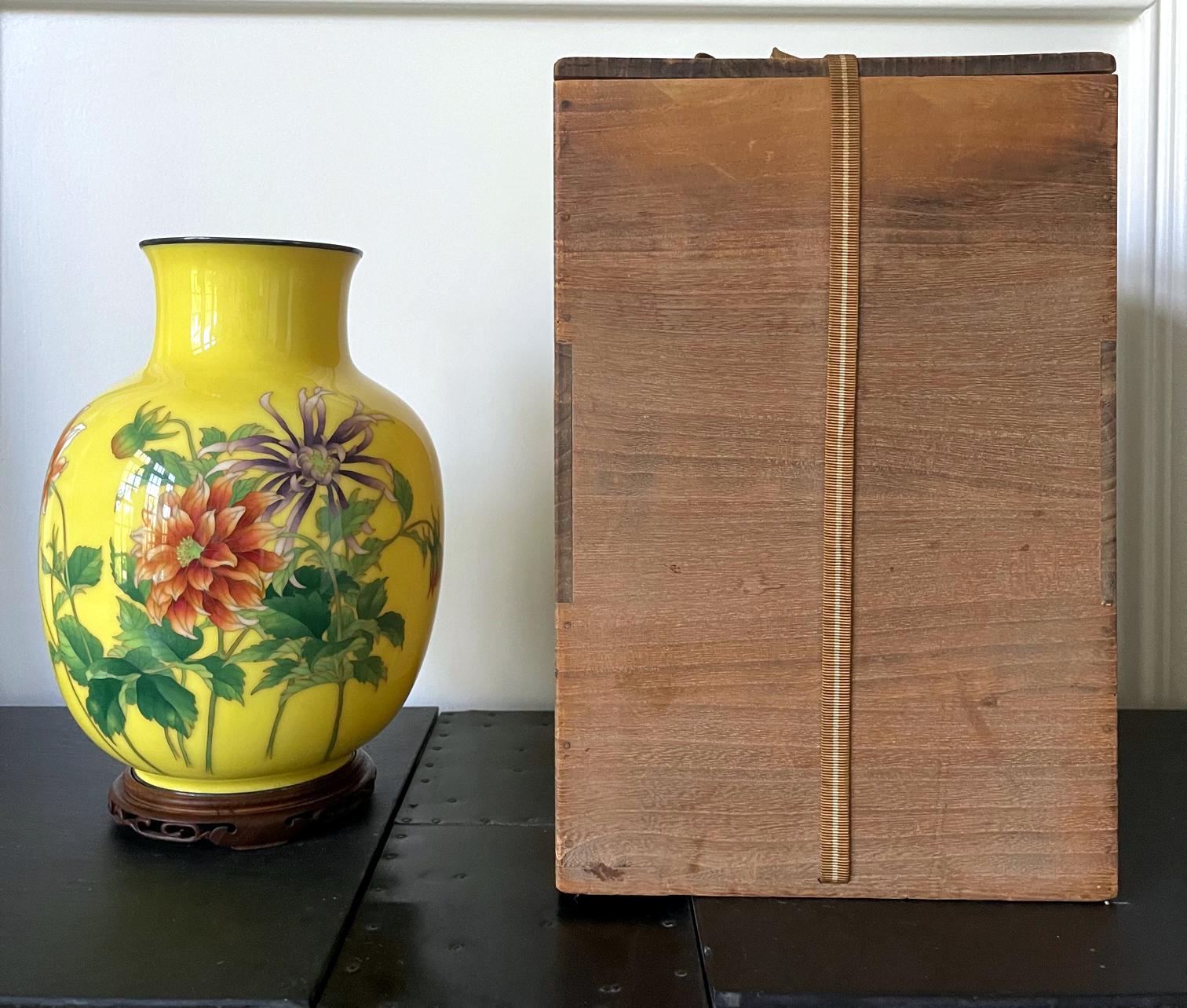 Vaso cloisonné splendidamente decorato con bordi in argento di Ando Jubei (1876-1956), il celebre Japanese Studio A. Il pezzo è datato tra la fine del periodo Meiji e l'inizio del periodo Showa, intorno al 1900-1920. Con la sua classica forma a
