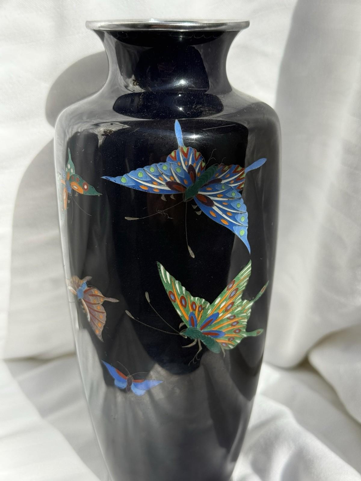 Giapponese Vaso di cloisonne giapponese Farfalle a fondo nero anni '20-'30 Maniera di Ando in vendita
