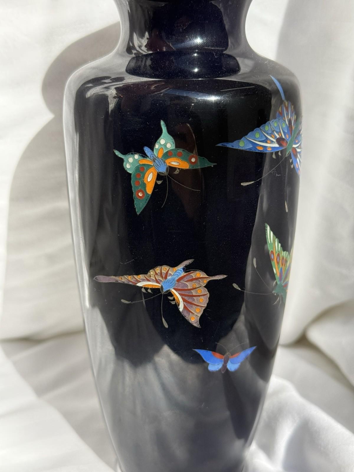 Cloisonné Vaso di cloisonne giapponese Farfalle a fondo nero anni '20-'30 Maniera di Ando in vendita