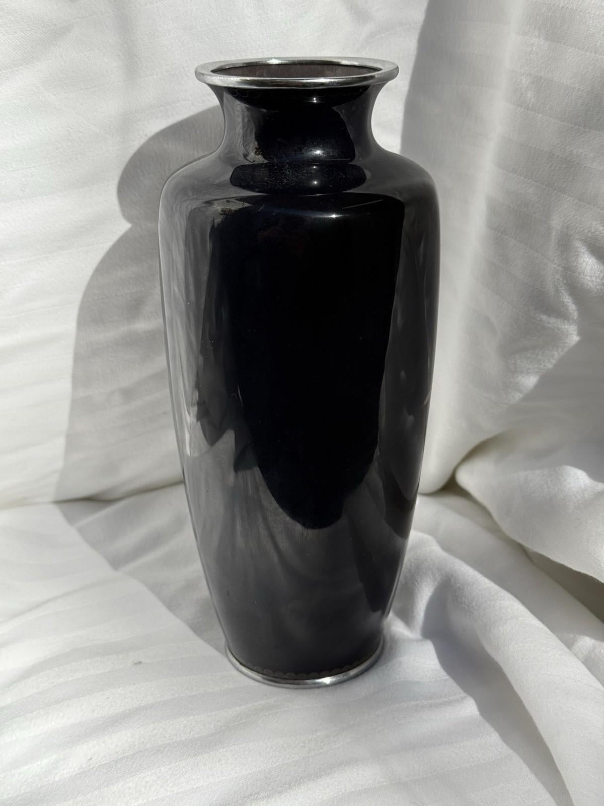 Vaso di cloisonne giapponese Farfalle a fondo nero anni '20-'30 Maniera di Ando In condizioni buone in vendita a Long Island City, NY