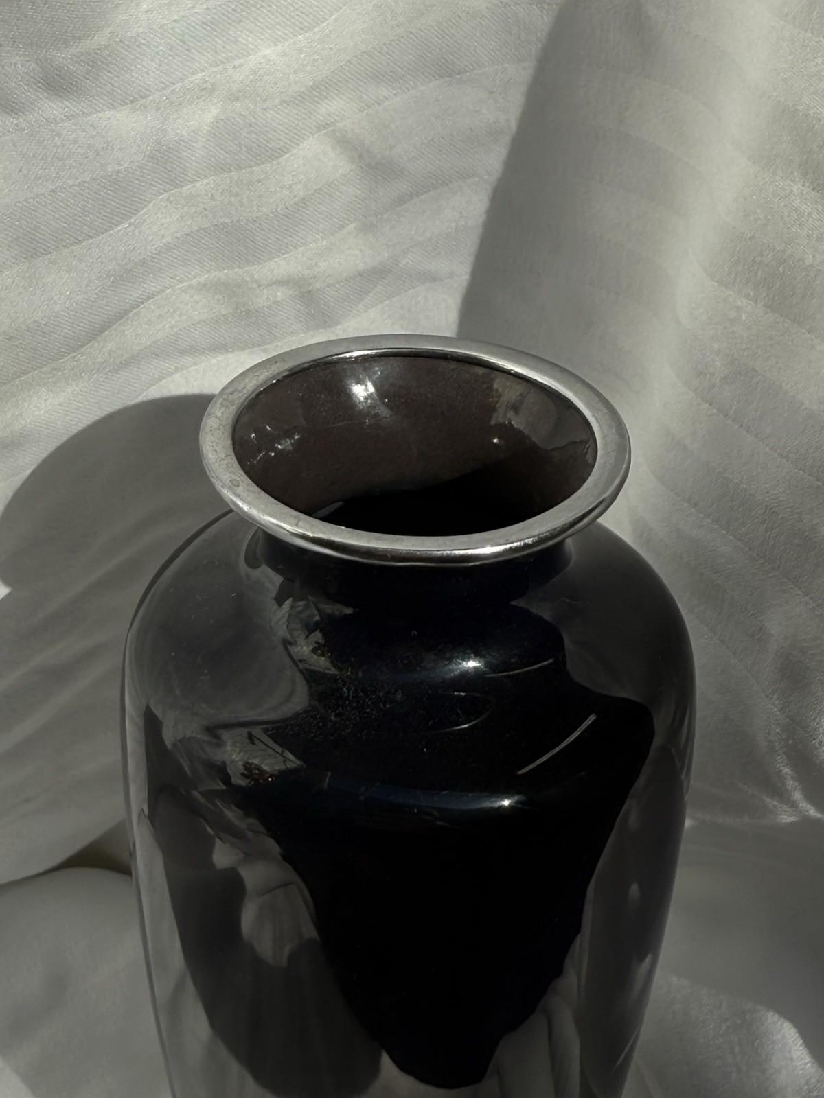 Smalto Vaso di cloisonne giapponese Farfalle a fondo nero anni '20-'30 Maniera di Ando in vendita